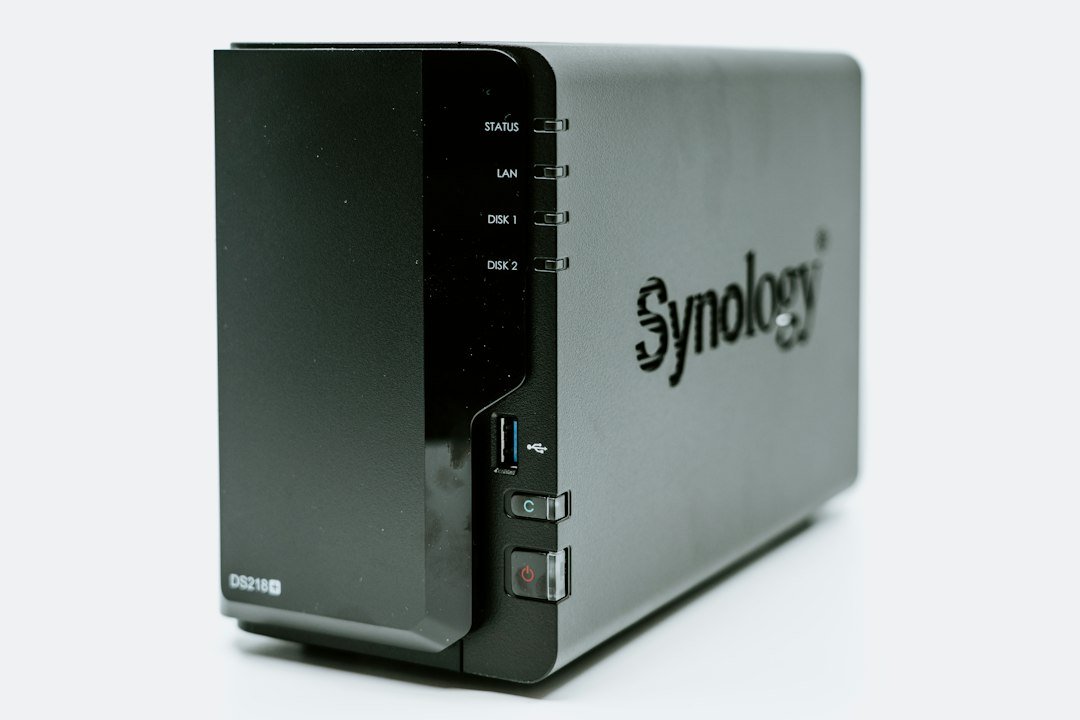 회색 Synology NAS 본체